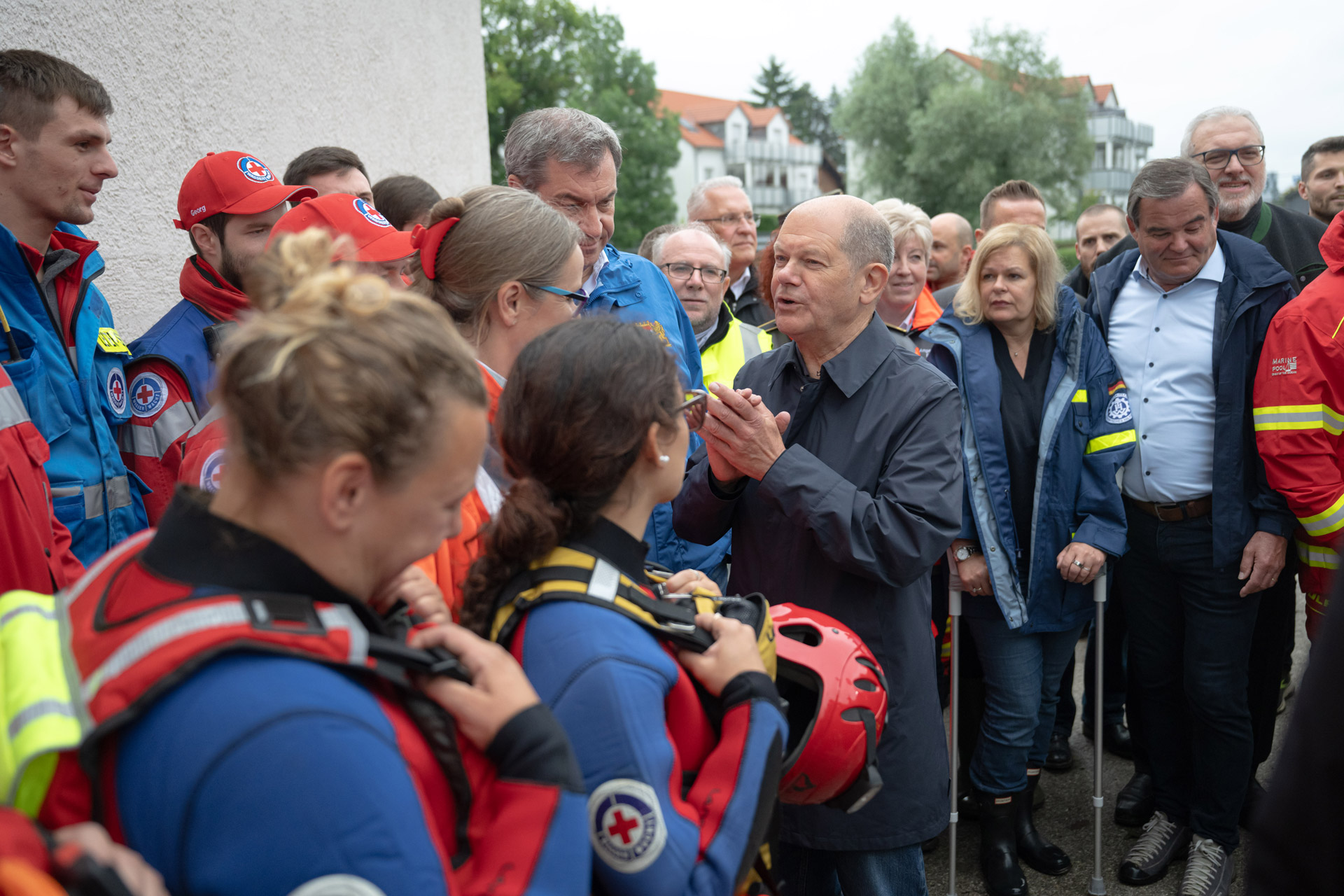 Bundeskanzler Olaf Scholz spricht während des Hochwassers in Reichertshofen mit Helfern.